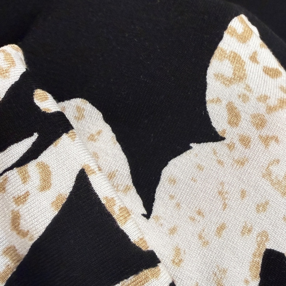 Chico's Size 0 Black Floral & Leopard Print V-Neck Top - Soft Jersey Knit - Picture 5 of 7